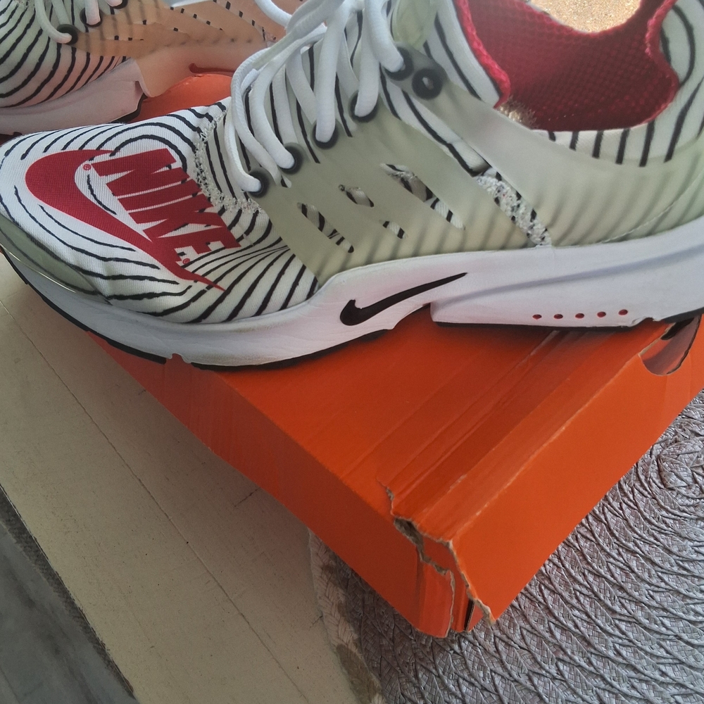 Nike White and Red Sneakers